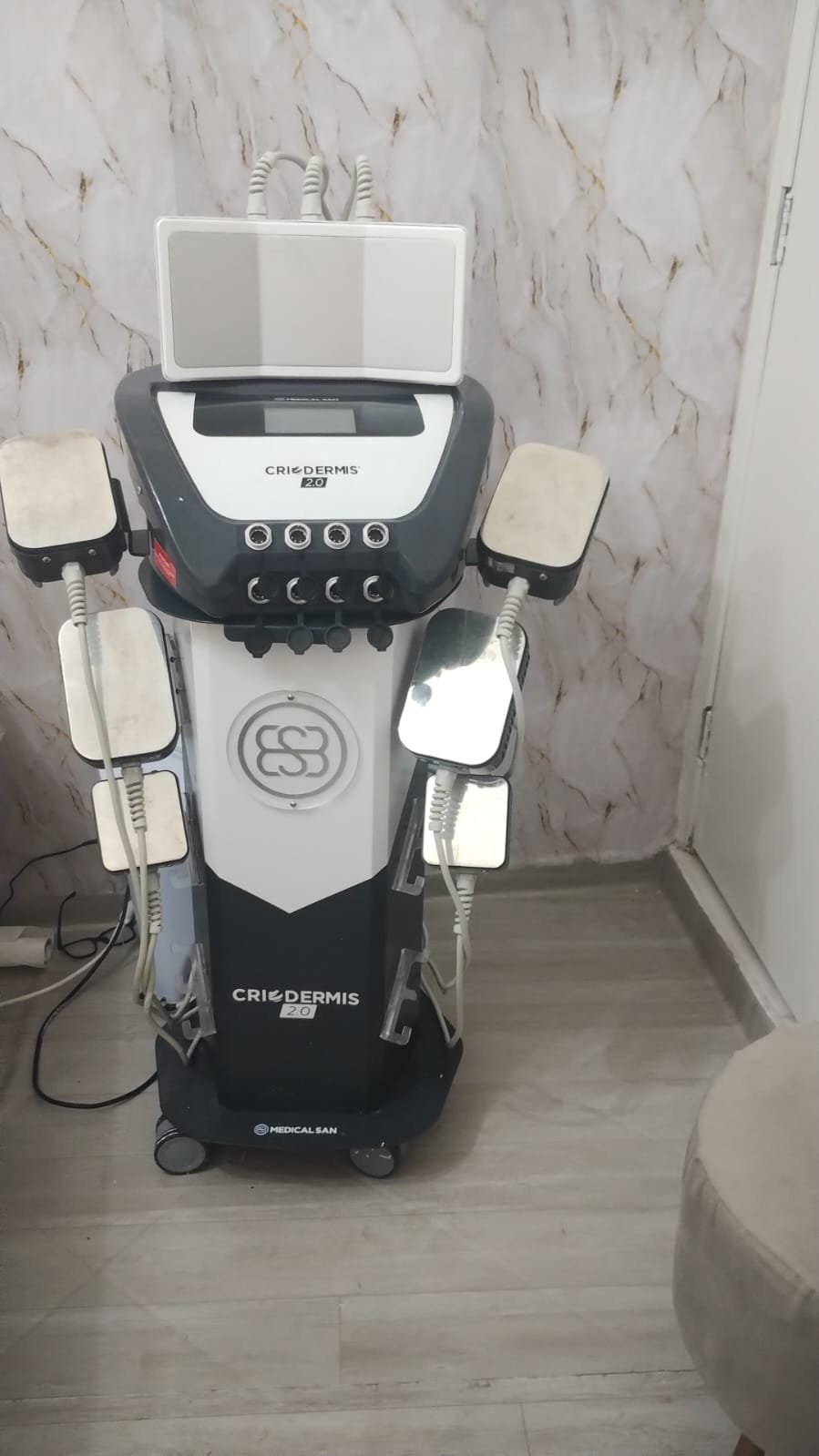 Equipamento Criodermis 2.0 utilizado nas sessões de criolipólise do Espaço Mari Estética